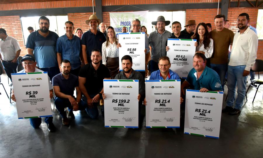 Entrega de equipamentos agrícolas através do Programa Dinheiro Direto na Comunidade